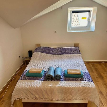 Roman Arch- Low Budget Doublebed Room In Top Center بولا المظهر الخارجي الصورة