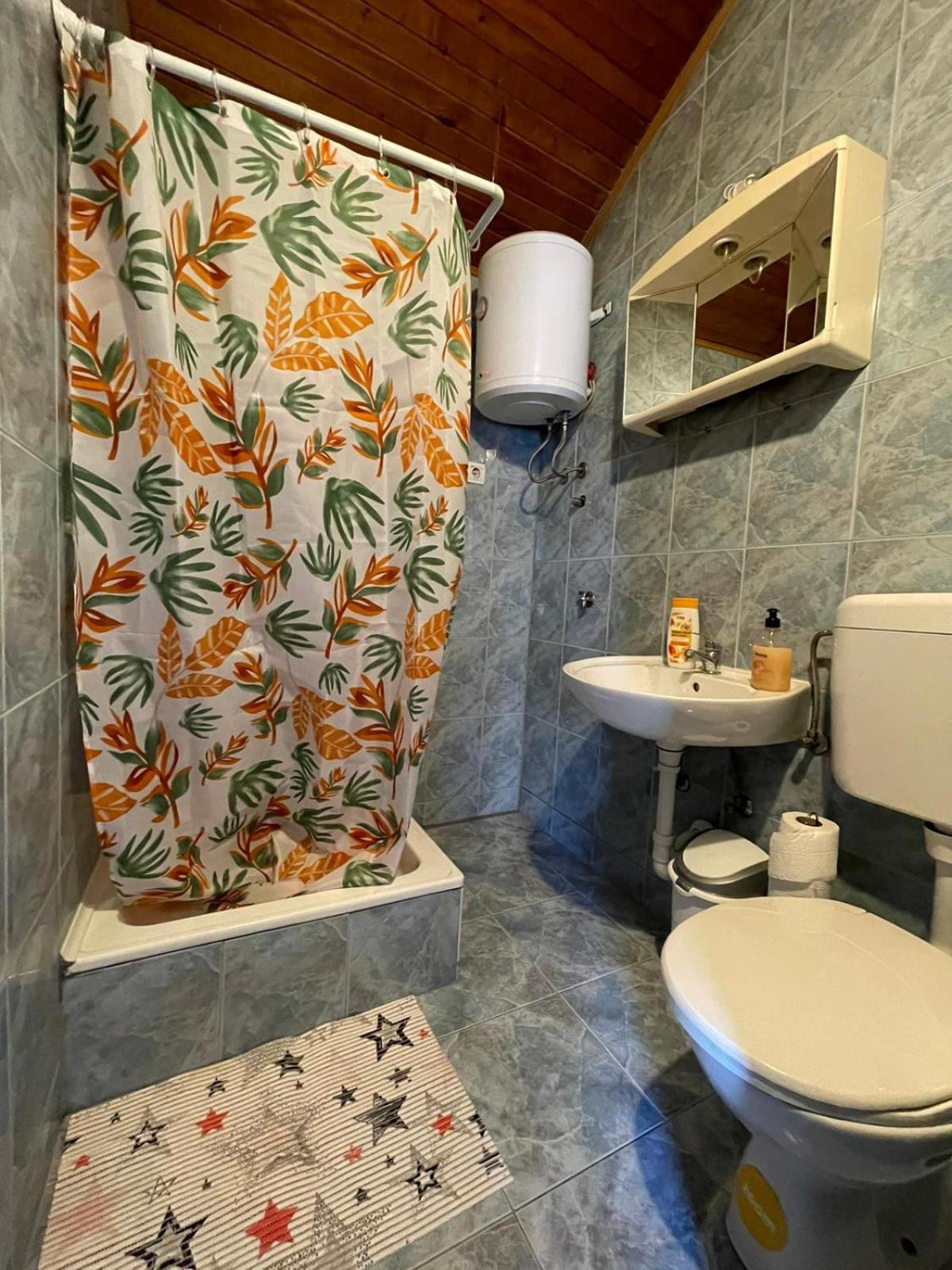 Roman Arch- Low Budget Doublebed Room In Top Center بولا المظهر الخارجي الصورة