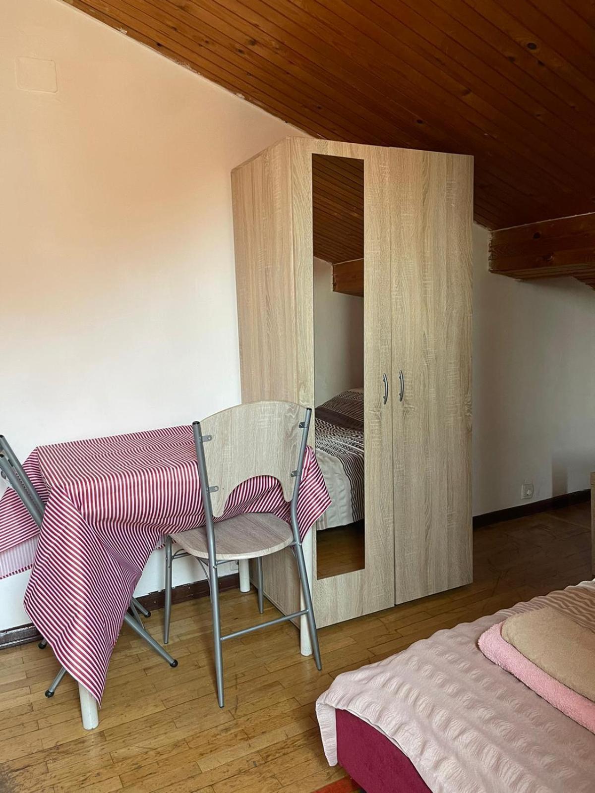 Roman Arch- Low Budget Doublebed Room In Top Center بولا المظهر الخارجي الصورة