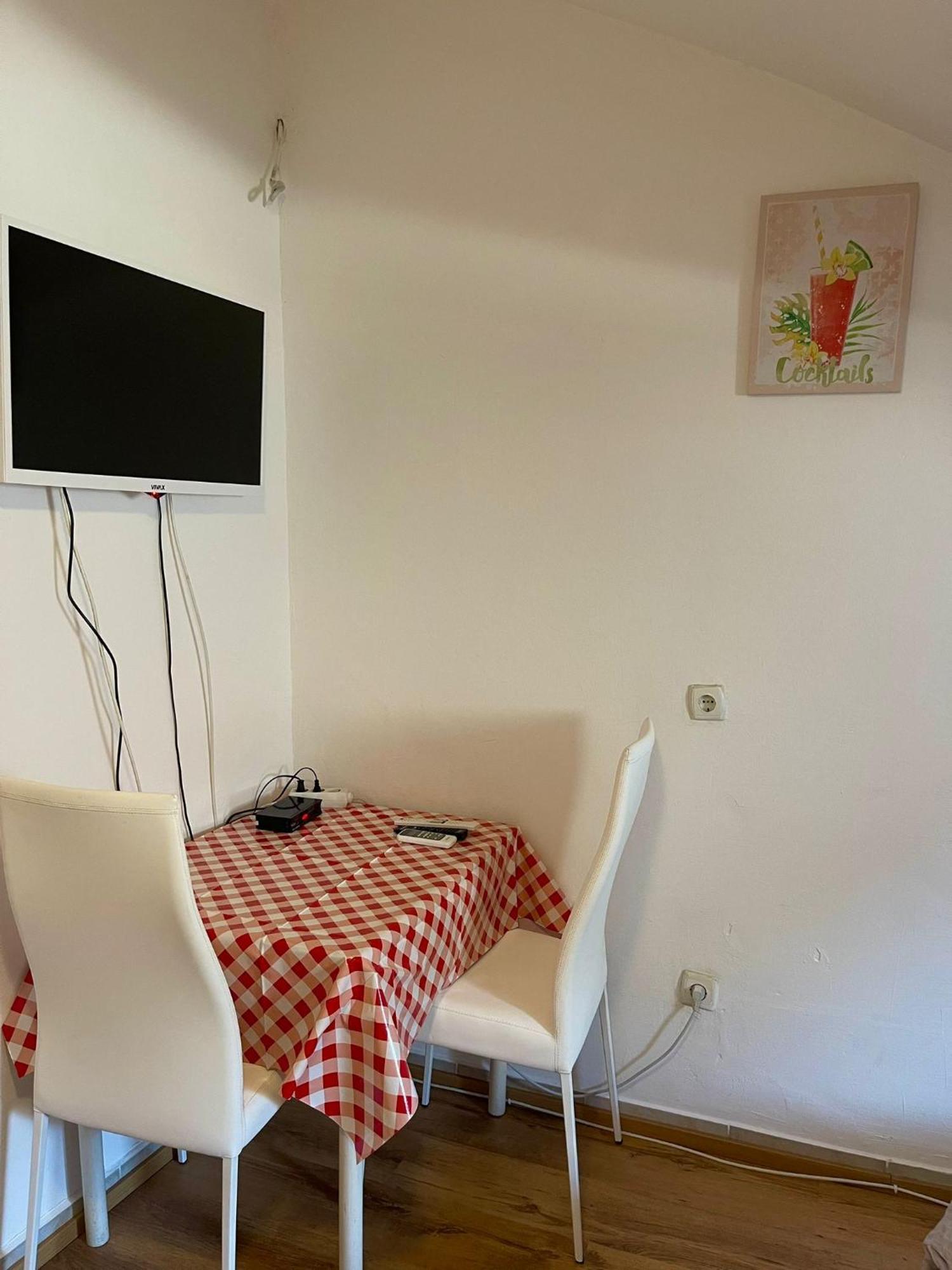 Roman Arch- Low Budget Doublebed Room In Top Center بولا المظهر الخارجي الصورة