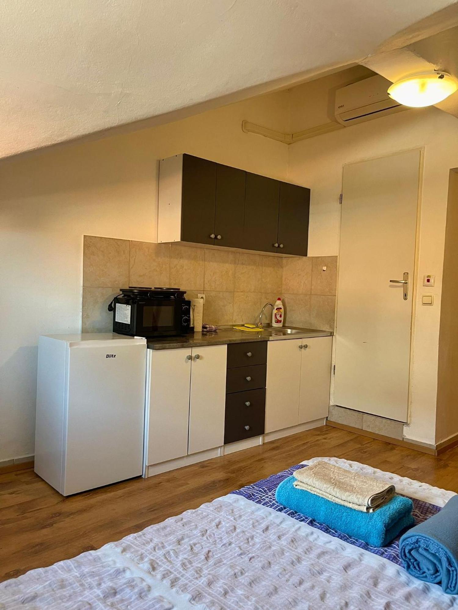 Roman Arch- Low Budget Doublebed Room In Top Center بولا المظهر الخارجي الصورة